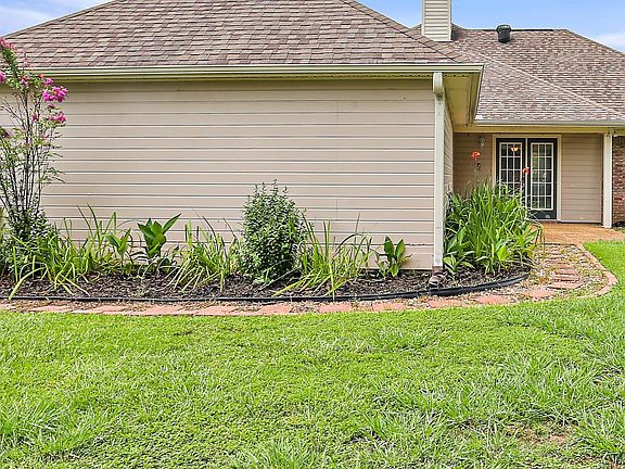 3rd image of 382 Woodoak Dr