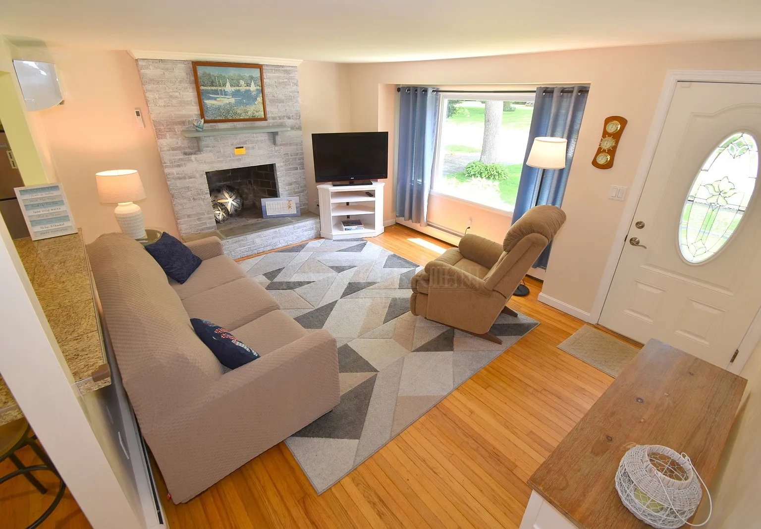 3 bed, 1172 sqft, $2,100 — Photo 4