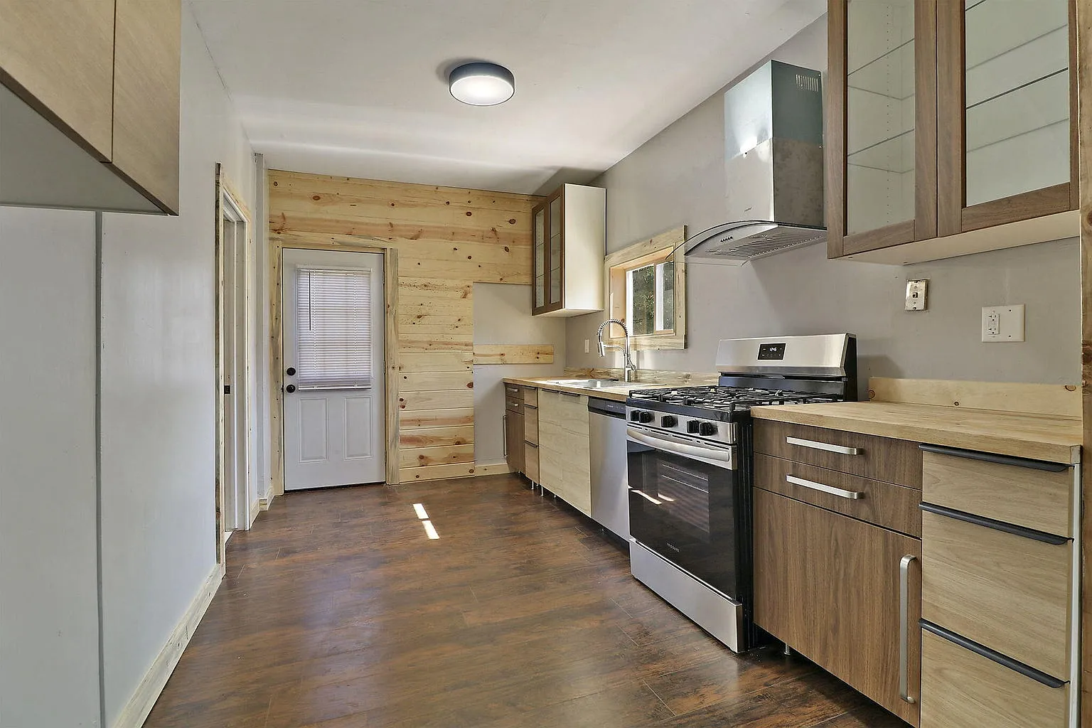 2 bed, 984 sqft, $1,500 — Photo 2