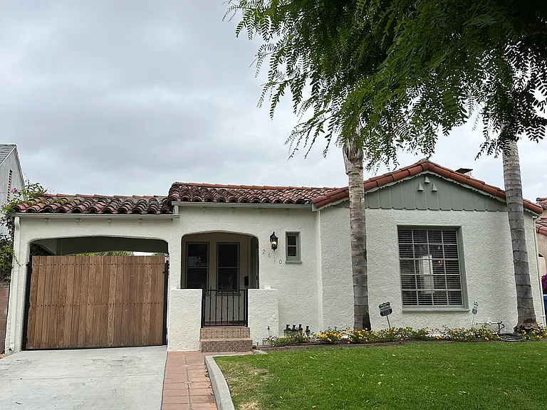 2610 S Bedford St — Photo 1