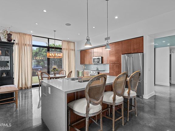 3rd image of 514 W MARIPOSA Street