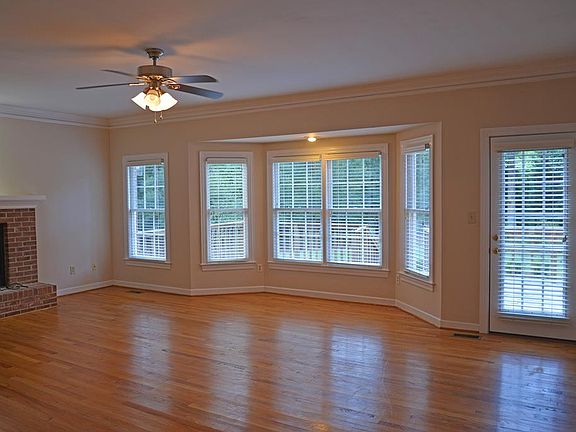 5th image of 110 Parkwood Ct