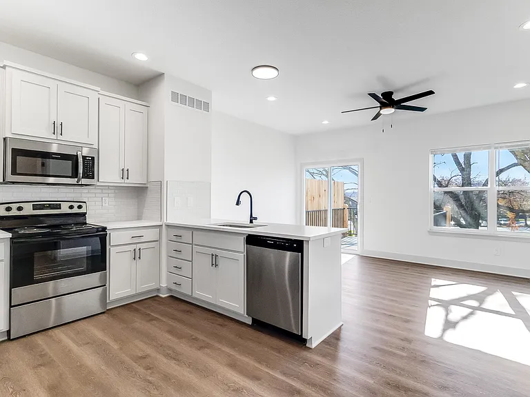 33247 W 85th Ter #5A — Photo 2