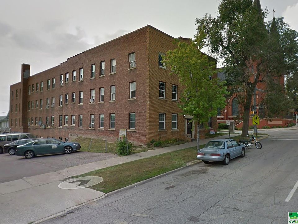 1st image of 923 Douglas St