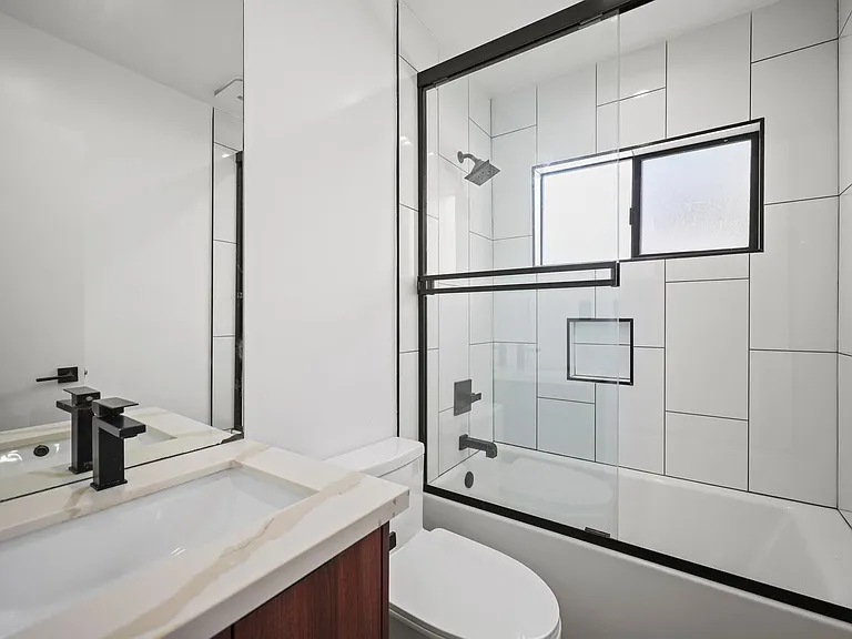 230 S Carondelet St — Photo 33