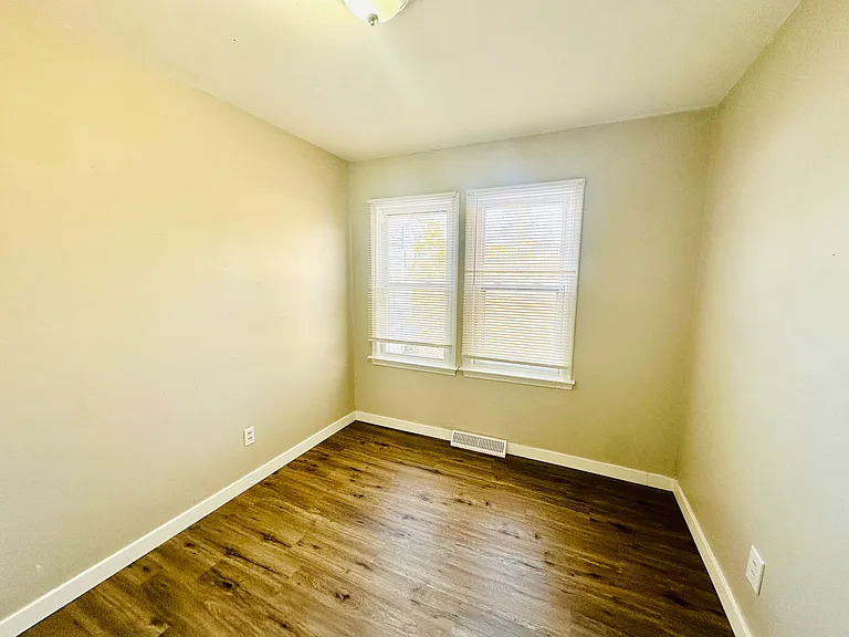 13049 Georgiana Ave — Photo 14