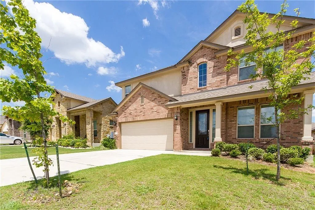 4 bed, 2.5 bath, 2692 sqft, $2,450 — Photo 3