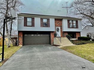 1539 Independence Ave, St Charles, IL 60174