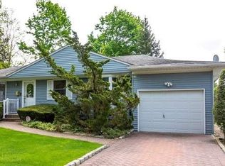 6 Coral Cv, East Norwich, NY 11732