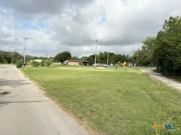 301 N Heideke St, Seguin, TX 78155