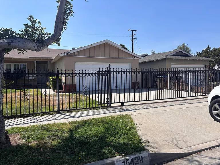 15429 Bloomfield Ave — Photo 1