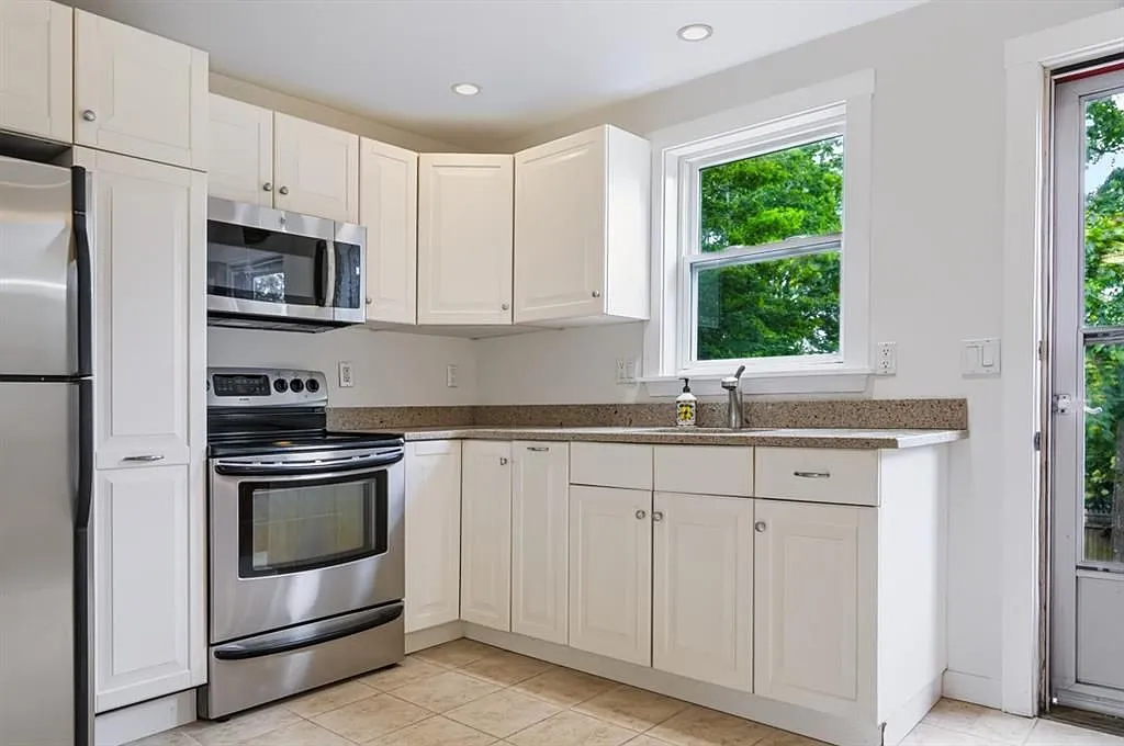 2 bed, 1.0 bath, 876 sqft, $2,750 — Photo 1