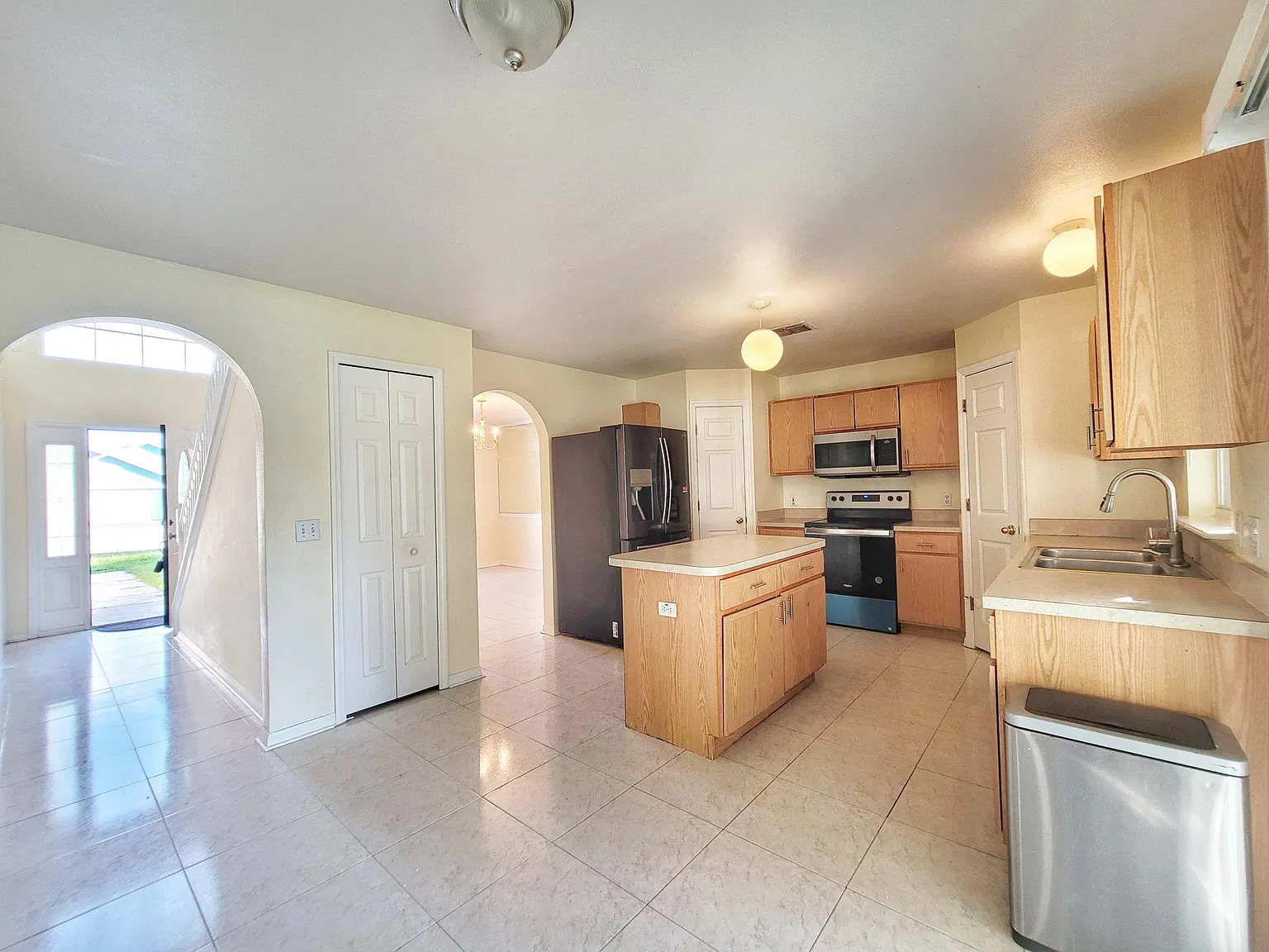 4 bed, 2.5 bath, 2200 sqft, $2,395 — Photo 4