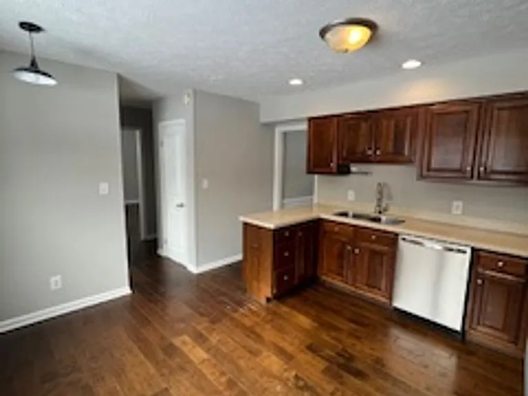2212 E Queens Way — Photo 7