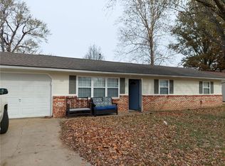 720 Garfield Rd N, Iola, KS 66749