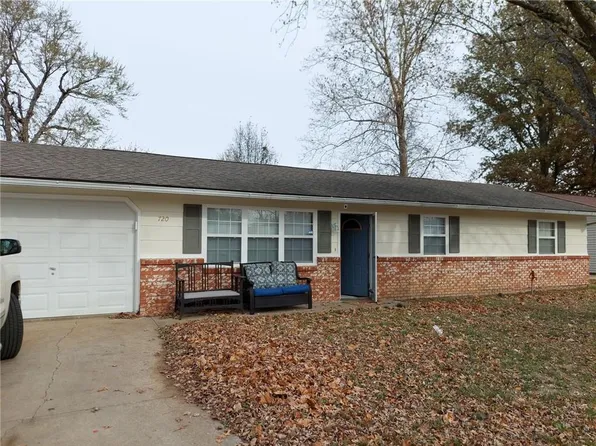 720 Garfield Rd N, Iola, KS 66749