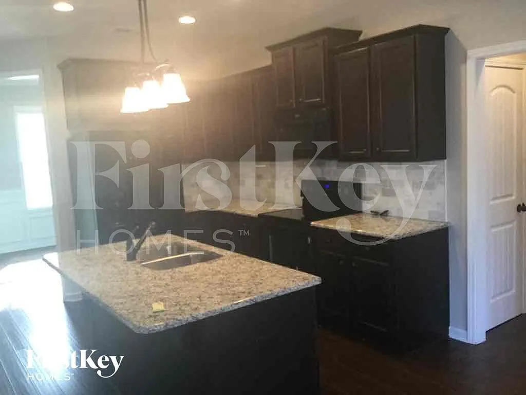 4 bed, 2.5 bath, 2286 sqft, $2,275 — Photo 2