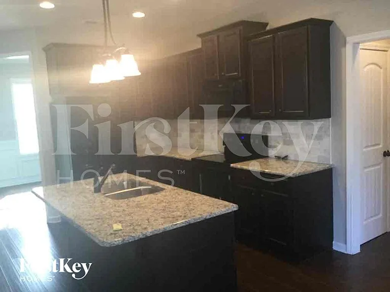 320 Nelson Ln — Photo 2