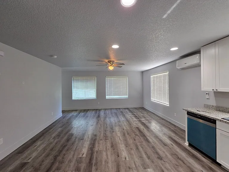 213 Oak St — Photo 4