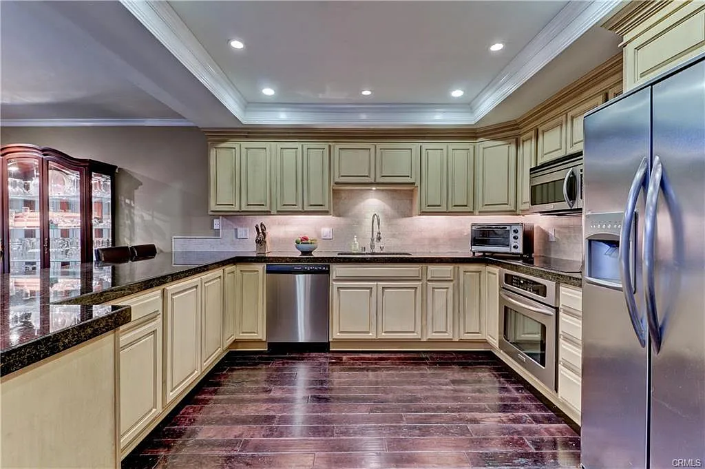 2 bed, 2.5 bath, 1722 sqft, $5,500 — Photo 4