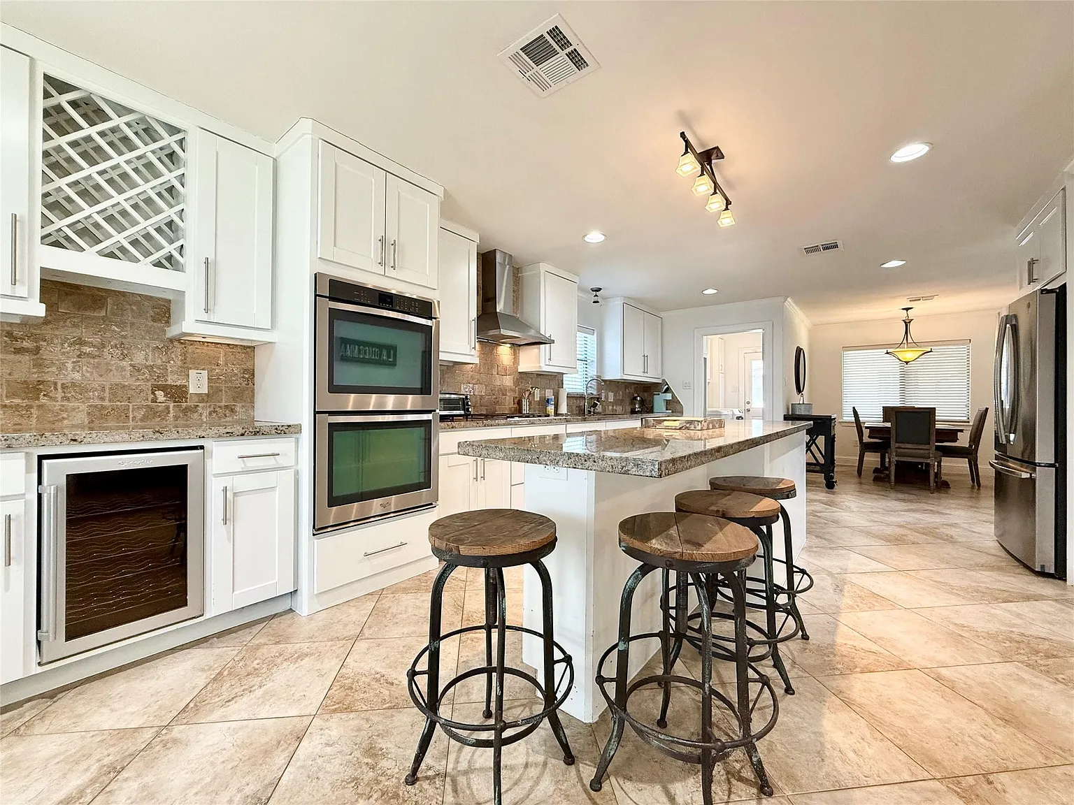 4 bed, 2.0 bath, 2268 sqft, $3,850 — Photo 2