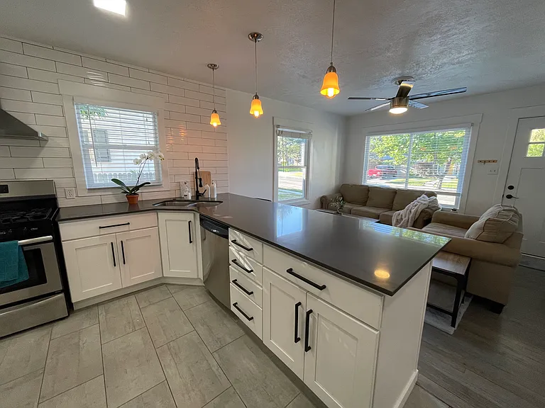 909 E Crandall Ave S — Photo 4