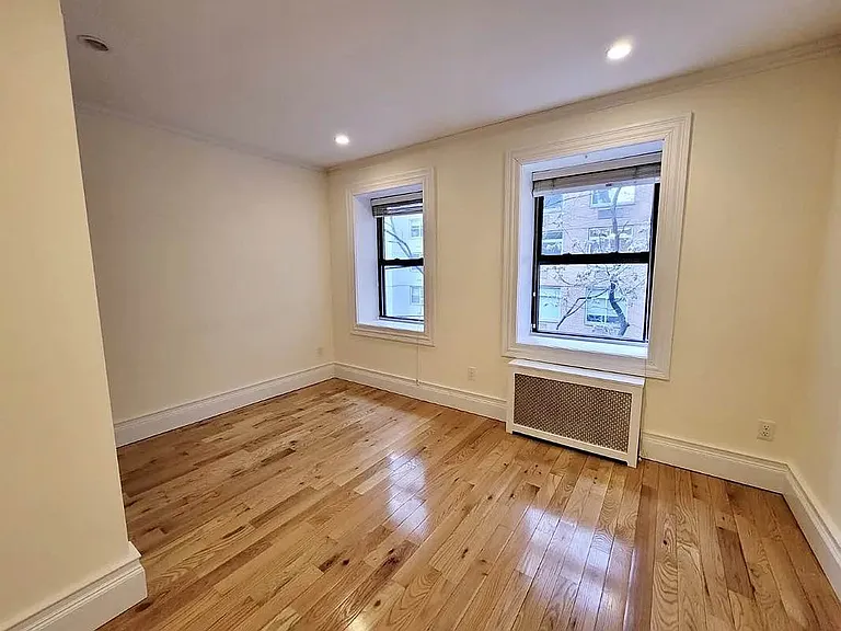 146 E 35th St #5P — Photo 3