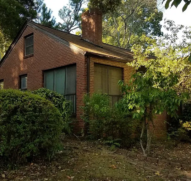 1932 Montrose Dr — Photo 2
