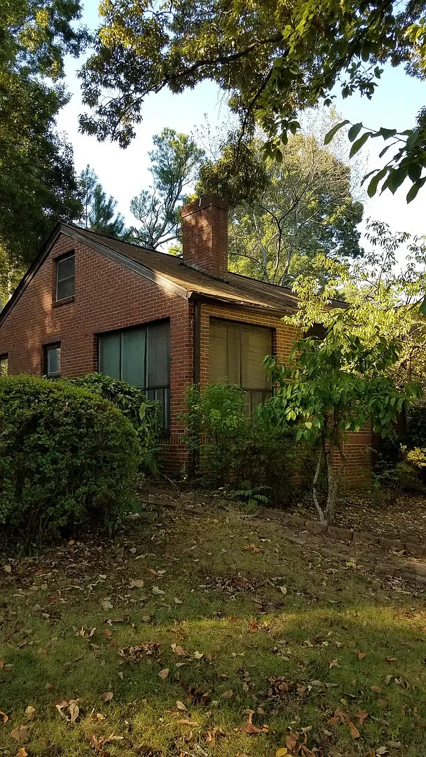 Building Photo - 1932 Montrose Dr