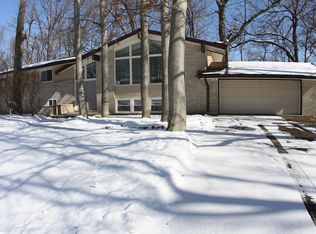 6890 N Beech Tree Dr, Glendale, WI 53209