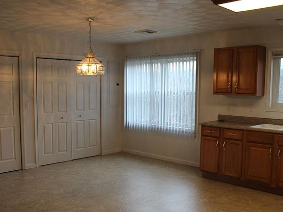 Dining area w/ washer & dryer in closet