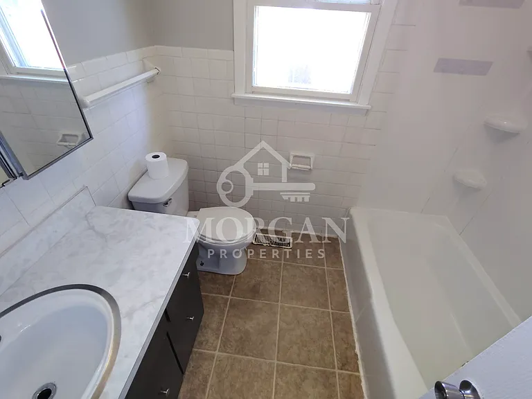 214 W Berry Street1/2 — Photo 4