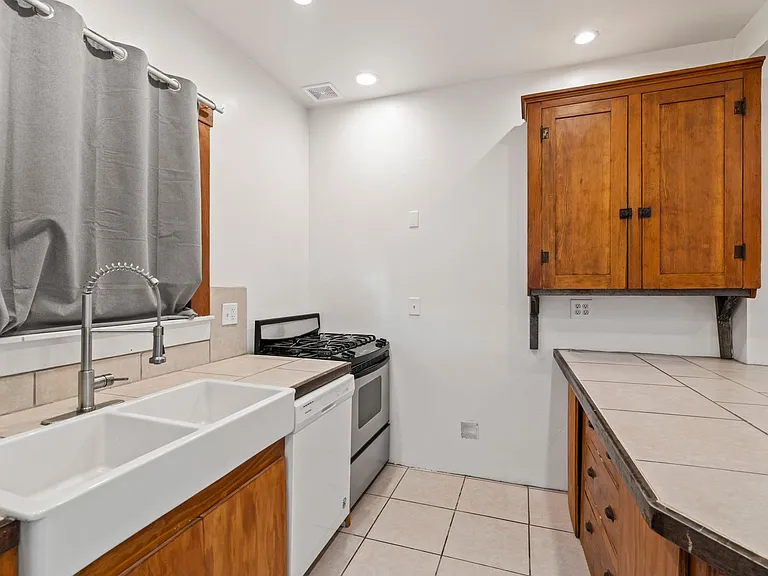 1541 E Mabel St — Photo 22