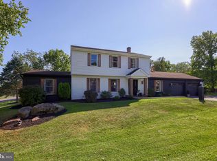 2 Masters Dr, Denver, PA 17517