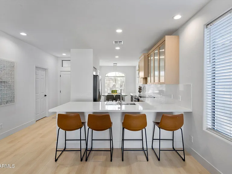 1084 E Susan Ln — Photo 10