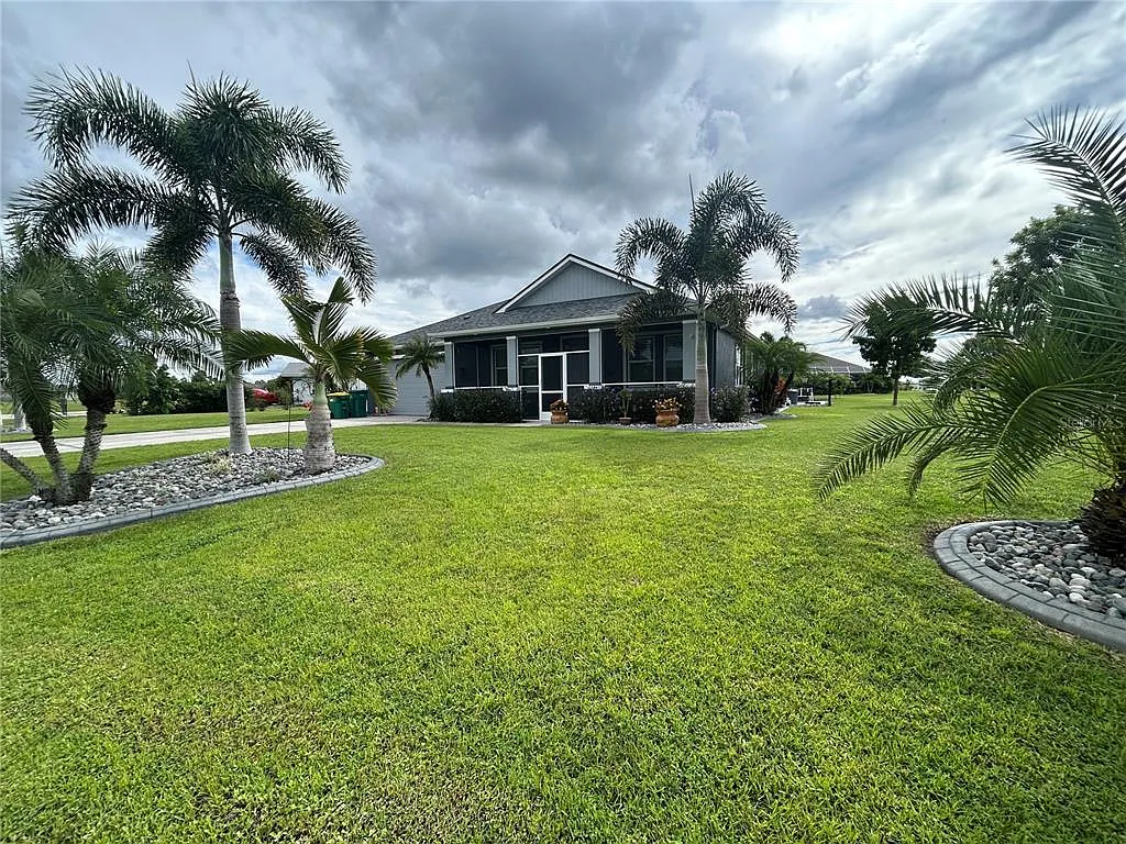 3 bed, 2.0 bath, 2195 sqft, $2,900 — Photo 2