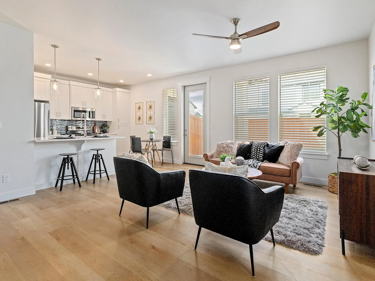 4 bed, 1270 sqft, $2,485 — Photo 3