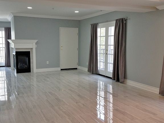 3rd image of 11826 Dorothy St APT 102