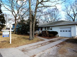 4 Cornell Pl, Hampton Bays, NY 11946