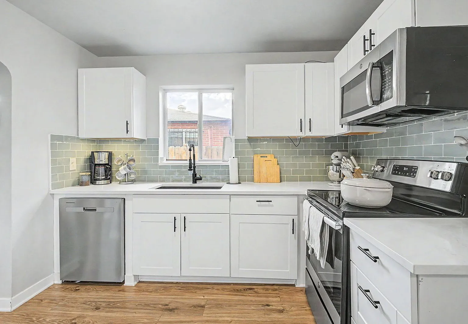 3 bed, 1.0 bath, 1079 sqft, $2,895 — Photo 2