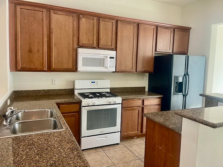 6550 Ditmars St — Photo 31