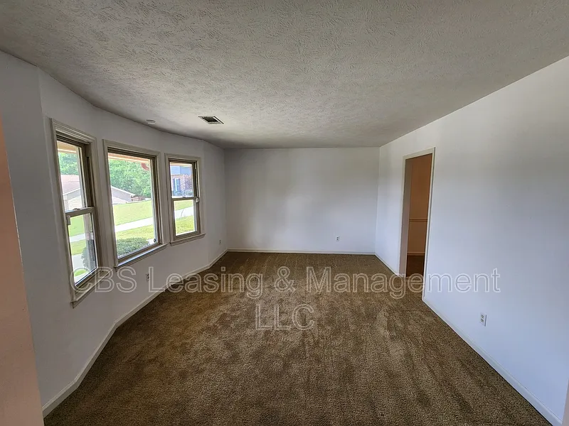4 bed, 2.5 bath, 2024 sqft, $1,800 — Photo 3