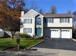 18 Mayfair Ct, Nesconset, NY 11767