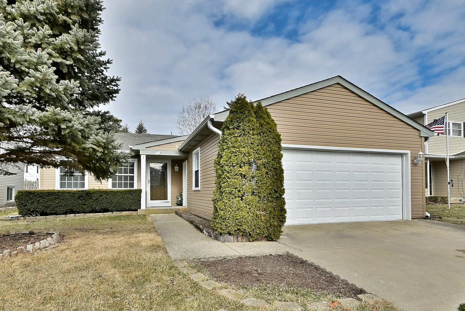 714 N Lakeside Dr photo 1