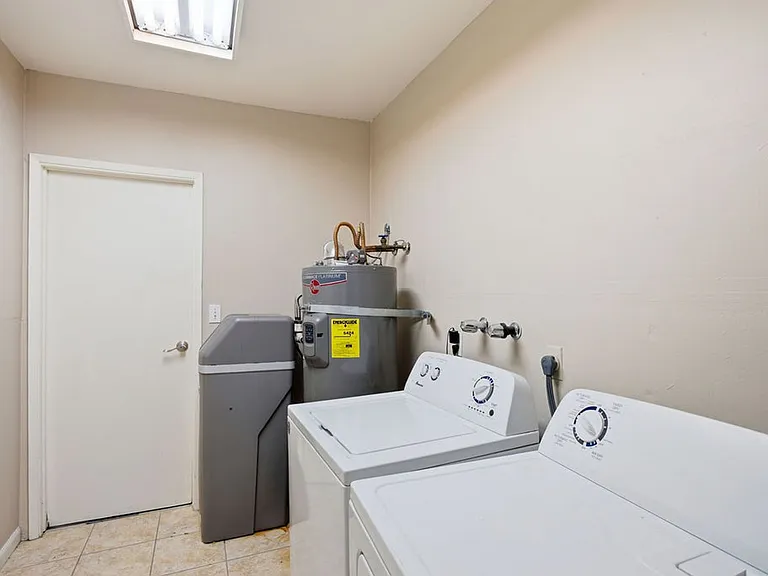 4561 Paseo El Rio Dr — Photo 33