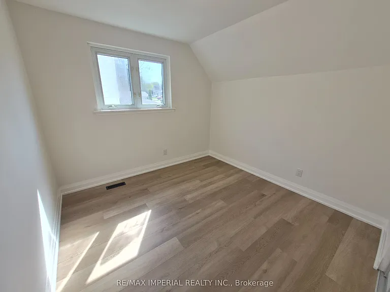 757 Pam Cres — Photo 16