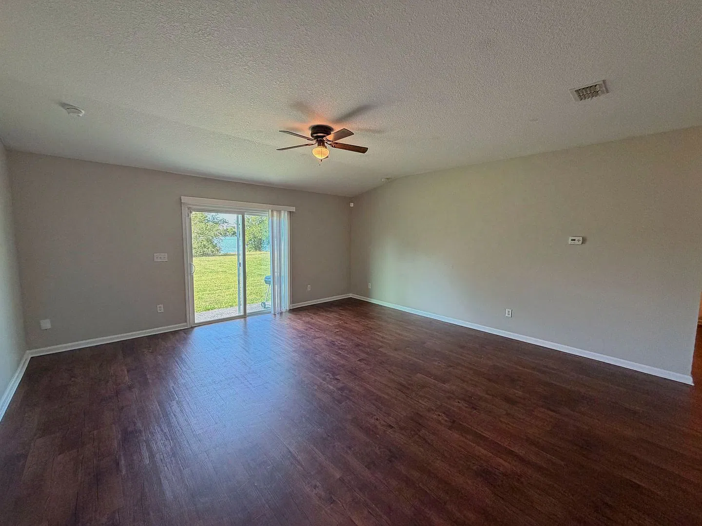 Spacious 4 Bedroom, 2 Bathroom Home Situated on a Lakefront Lot. — Photo 2