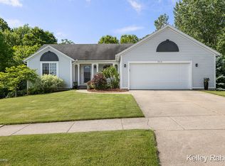 864 Scott Woods Dr NE, Comstock Park, MI 49321