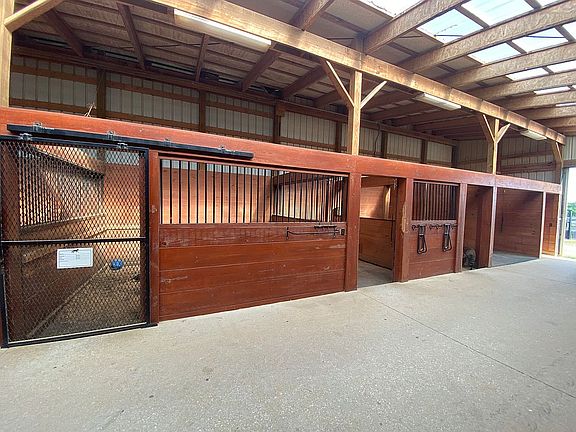 Huge 12 x 15' stalls