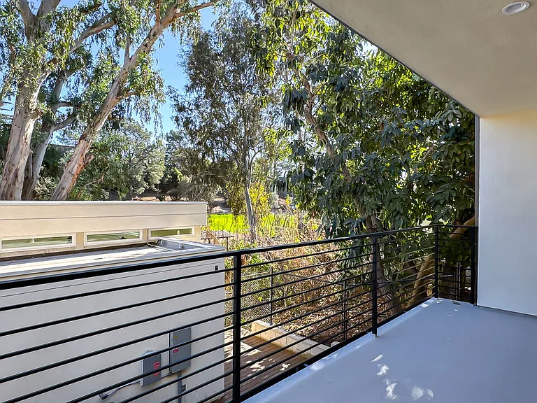 946 Lucile Ave — Photo 11